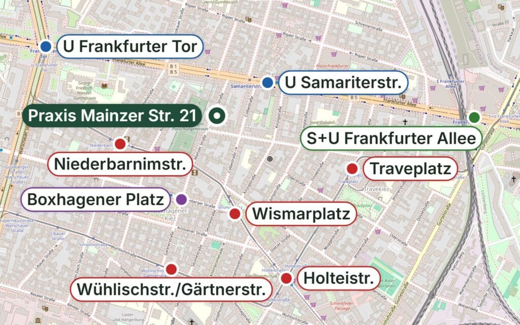 Karte der Umgebung der Praxis Mainzer Straße 21 in Berlin-Friedrichshain mit den nächsten U-Bahn-, S-Bahn-, Tram- und Bushaltestellen