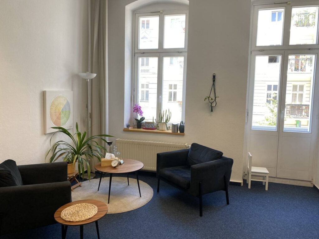 Behandlungsraum mit zwei Sesseln, Beistelltischen und zwei Fenstern in der Praxis Mainzer Straße nahe Boxhagener Platz