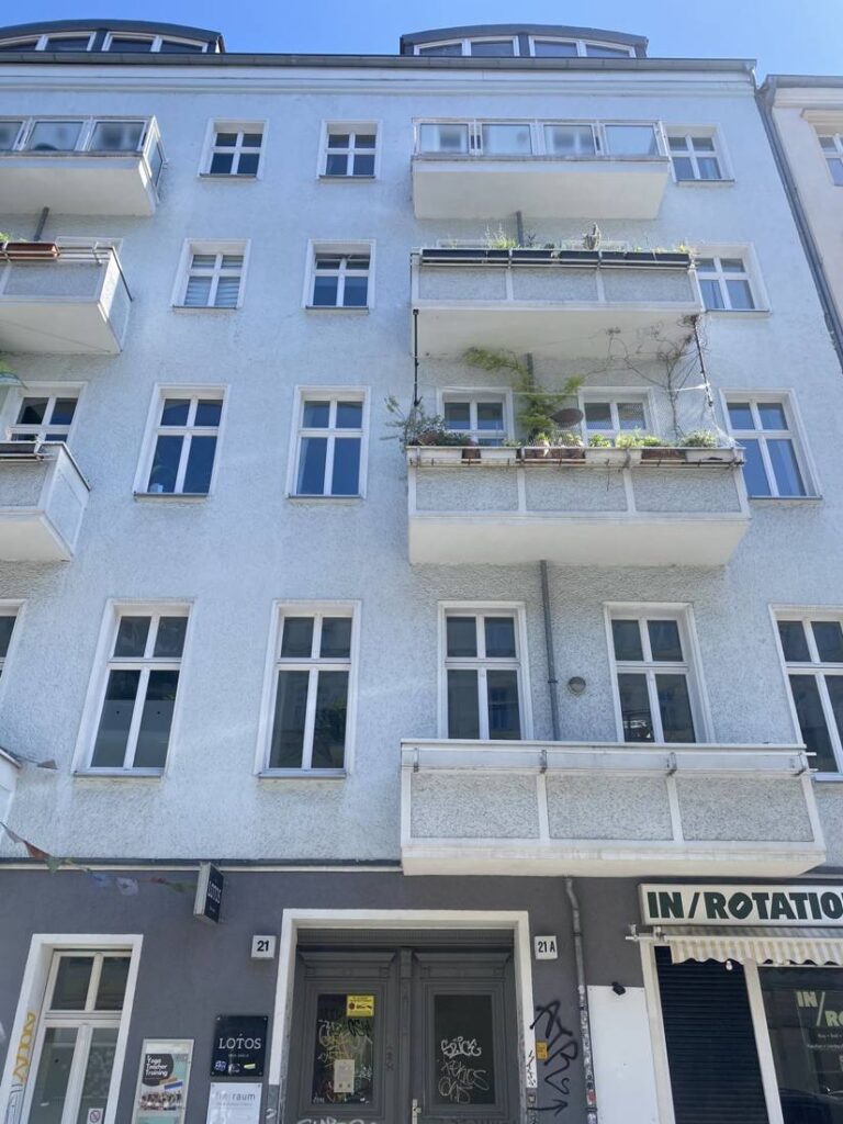 Altbaufassade der Mainzer Straße 21 in Berlin-Friedrichshain mit Hauseingang zur Praxis Freiraum Psychotherapie